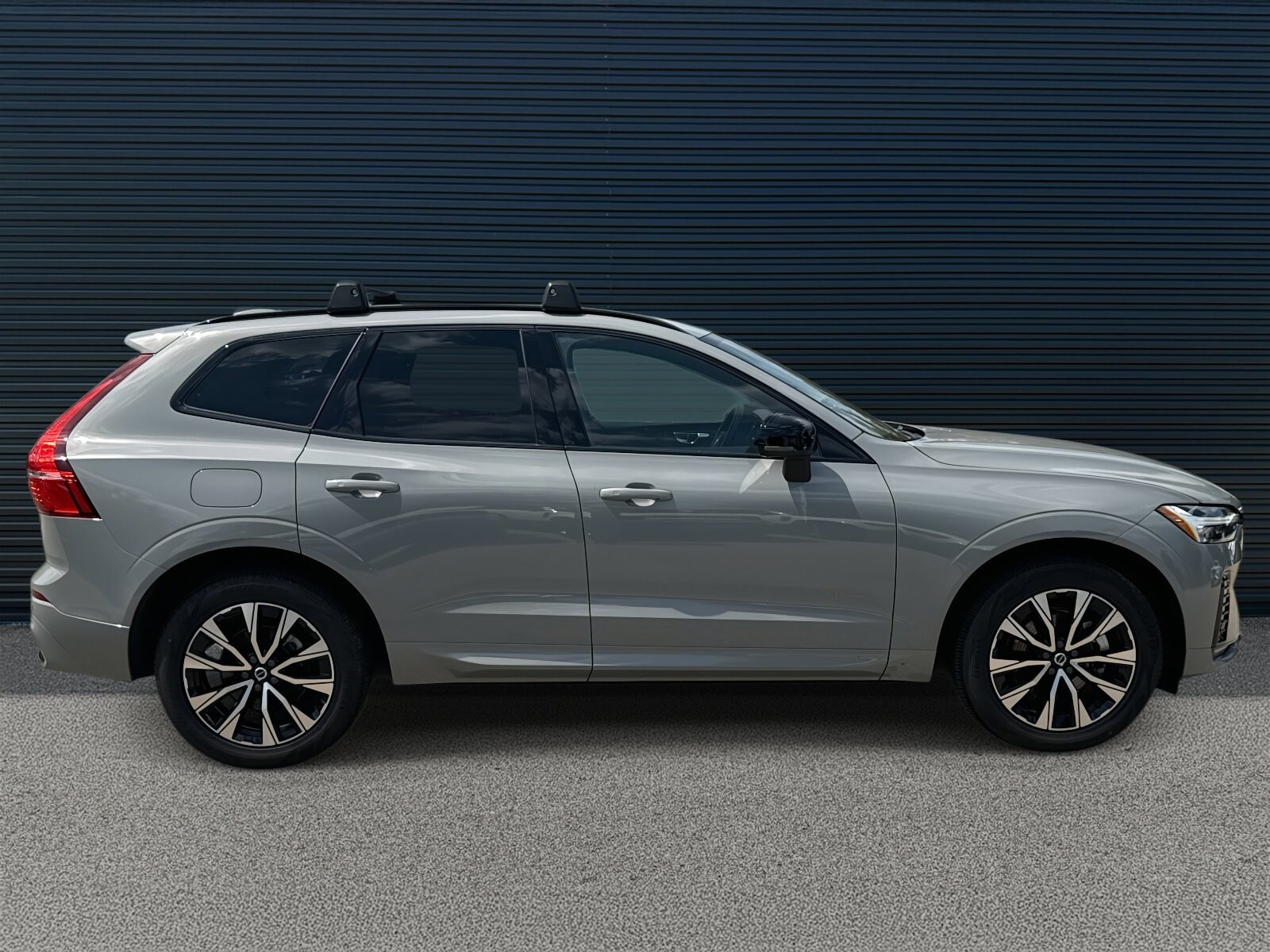 2025 Volvo XC60 B5 Core photo 3