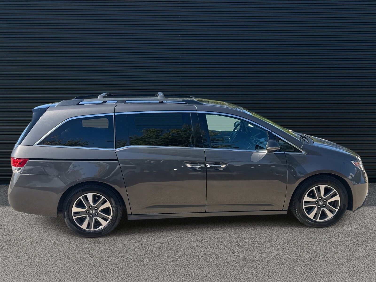 2015 Honda Odyssey Touring photo 4