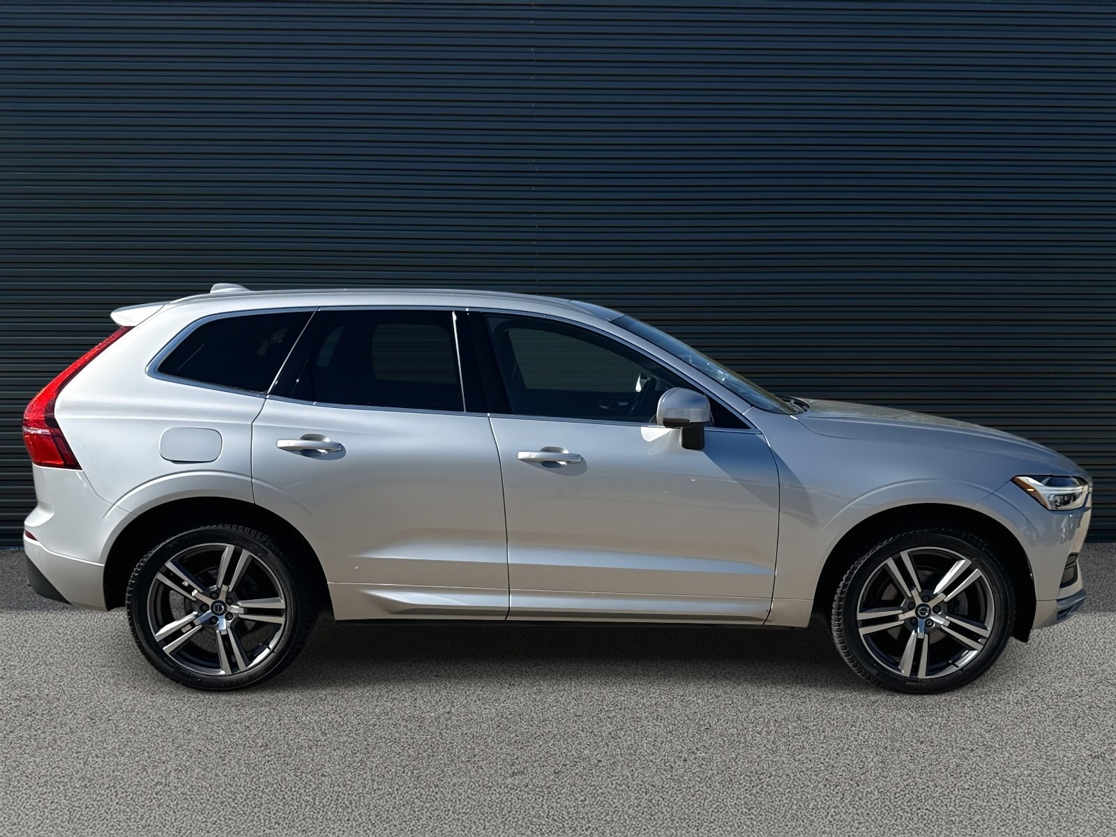 2020 Volvo XC60 Momentum photo 4