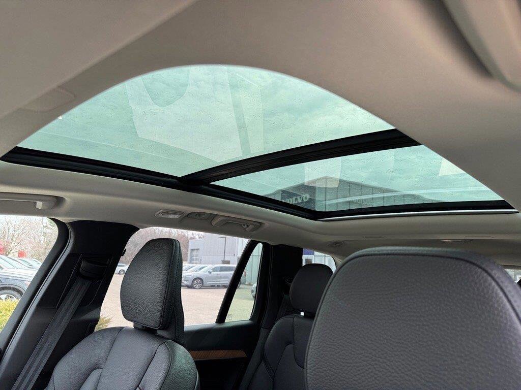 2025 Volvo XC90 Plus photo 4