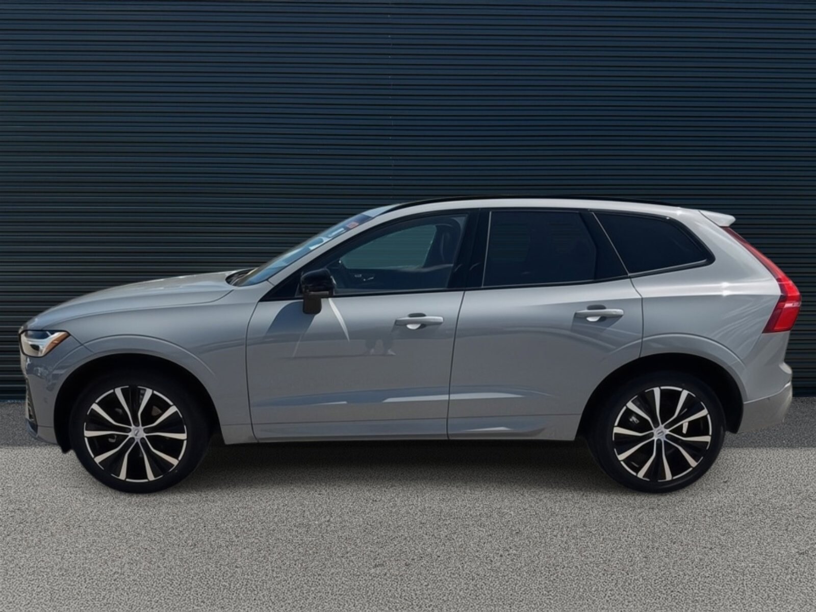 2025 Volvo XC60 B5 Plus photo 2