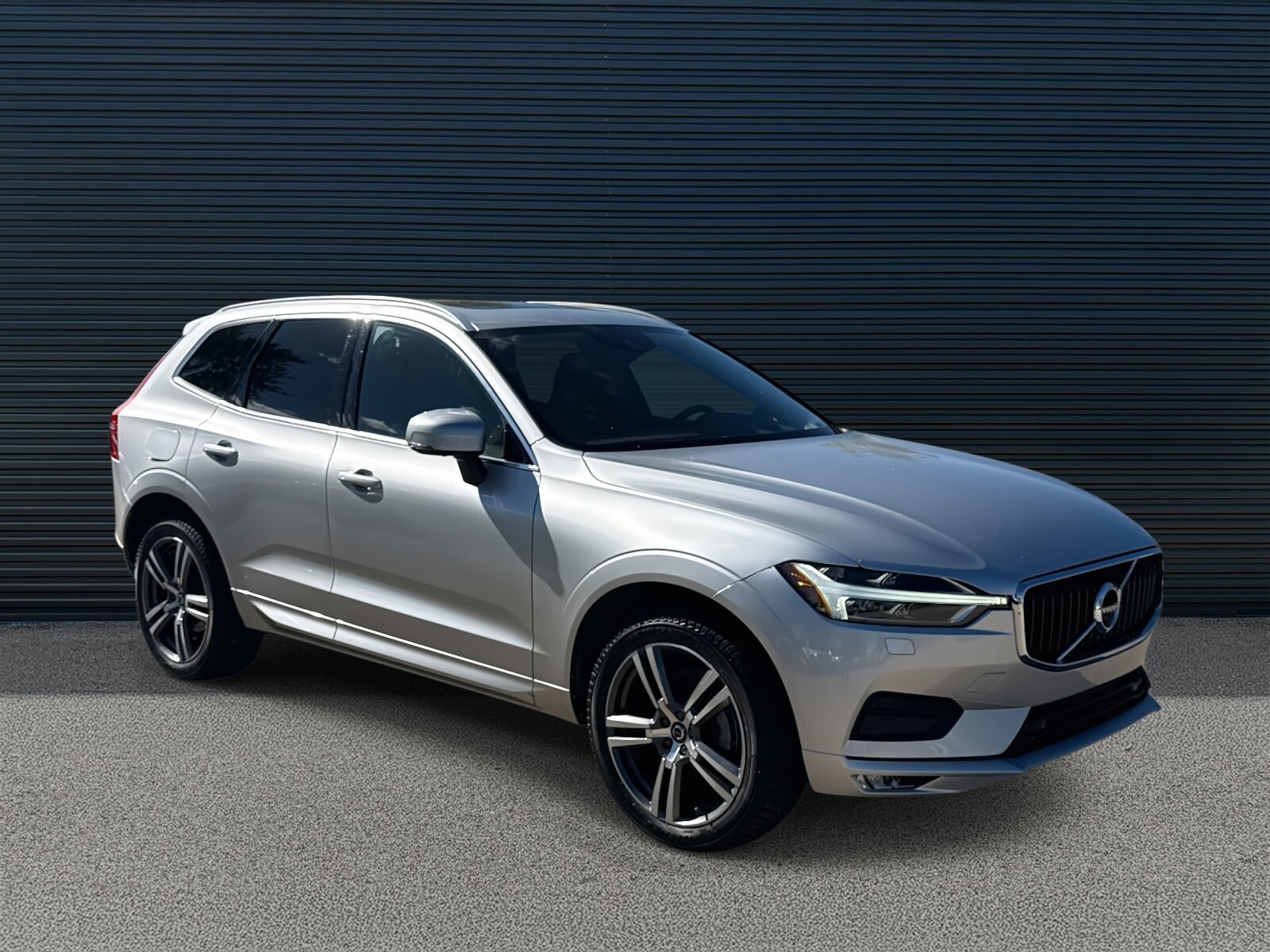 2020 Volvo XC60 Momentum photo 3