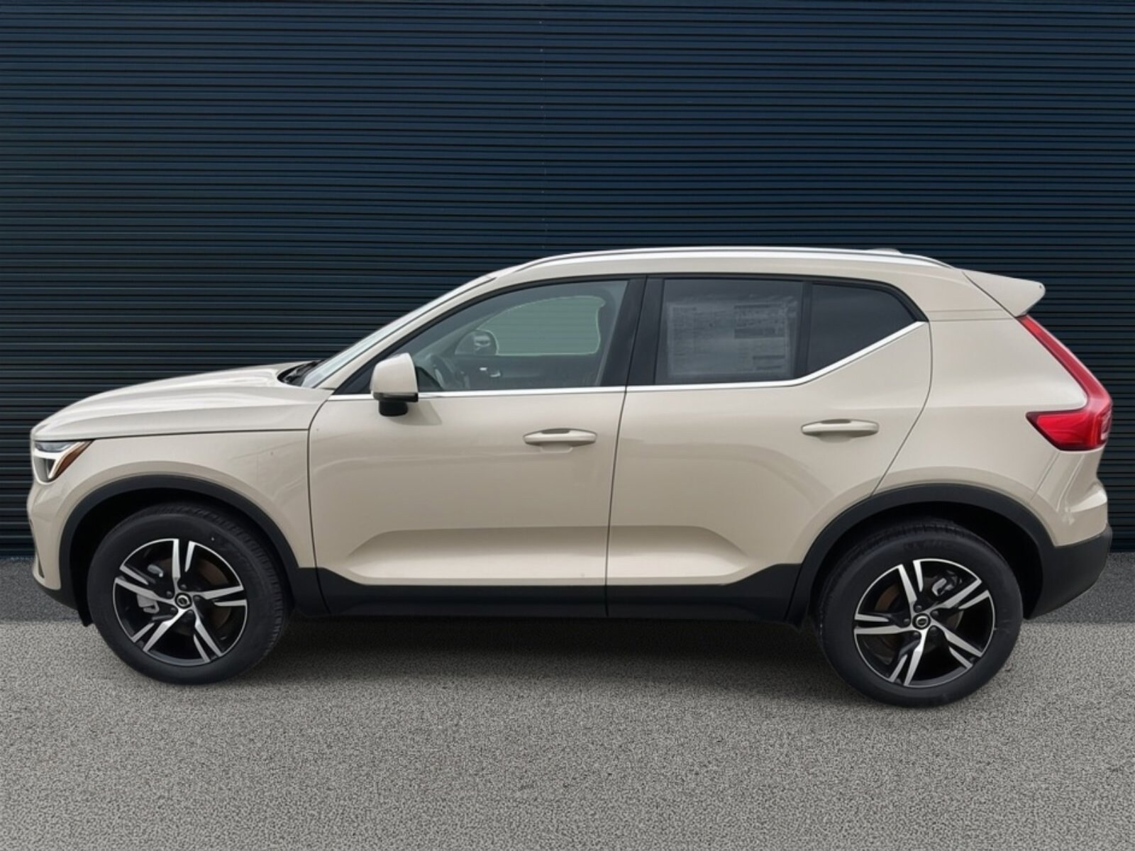 2025 Volvo XC40 Core photo 2