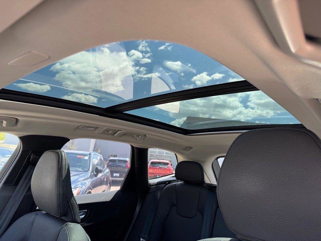 2025 Volvo XC60 B5 Plus photo 4