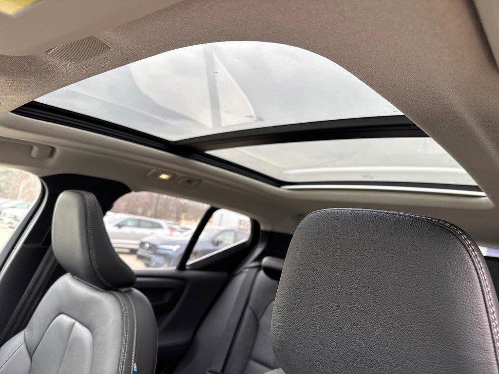 2025 Volvo XC40 Core photo 4