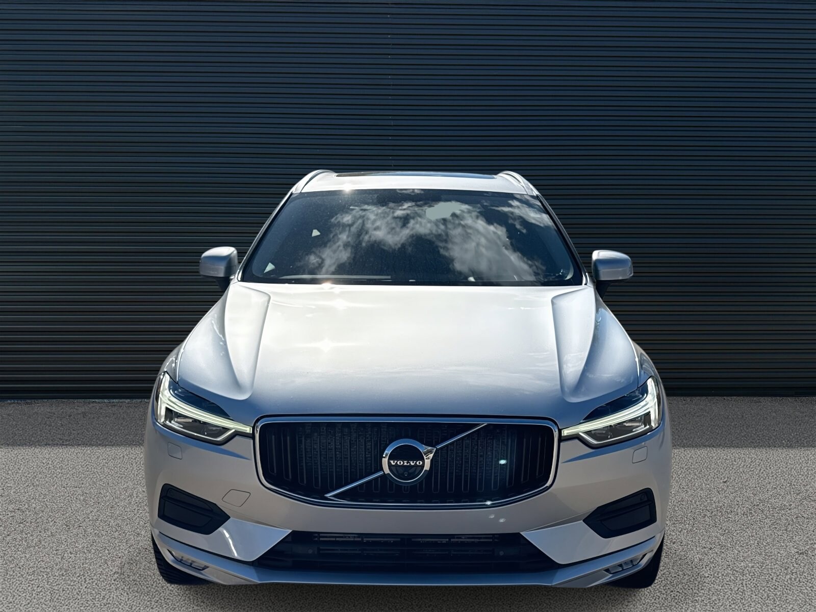2020 Volvo XC60 Momentum photo 2