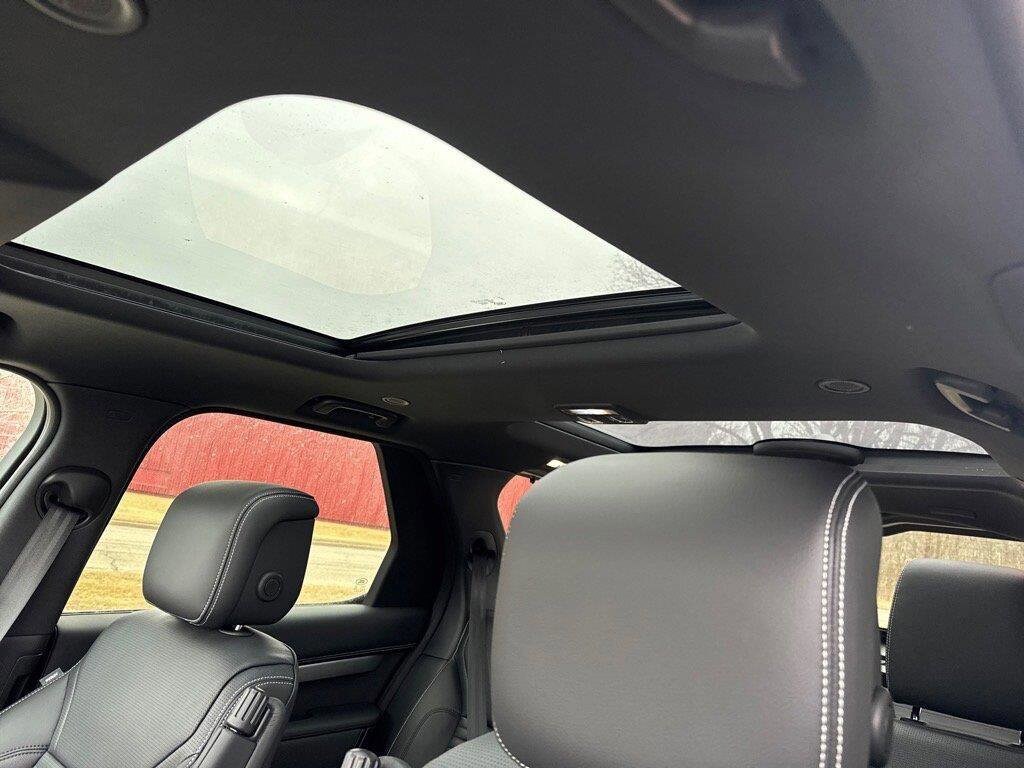 2025 Land Rover Discovery SE photo 3