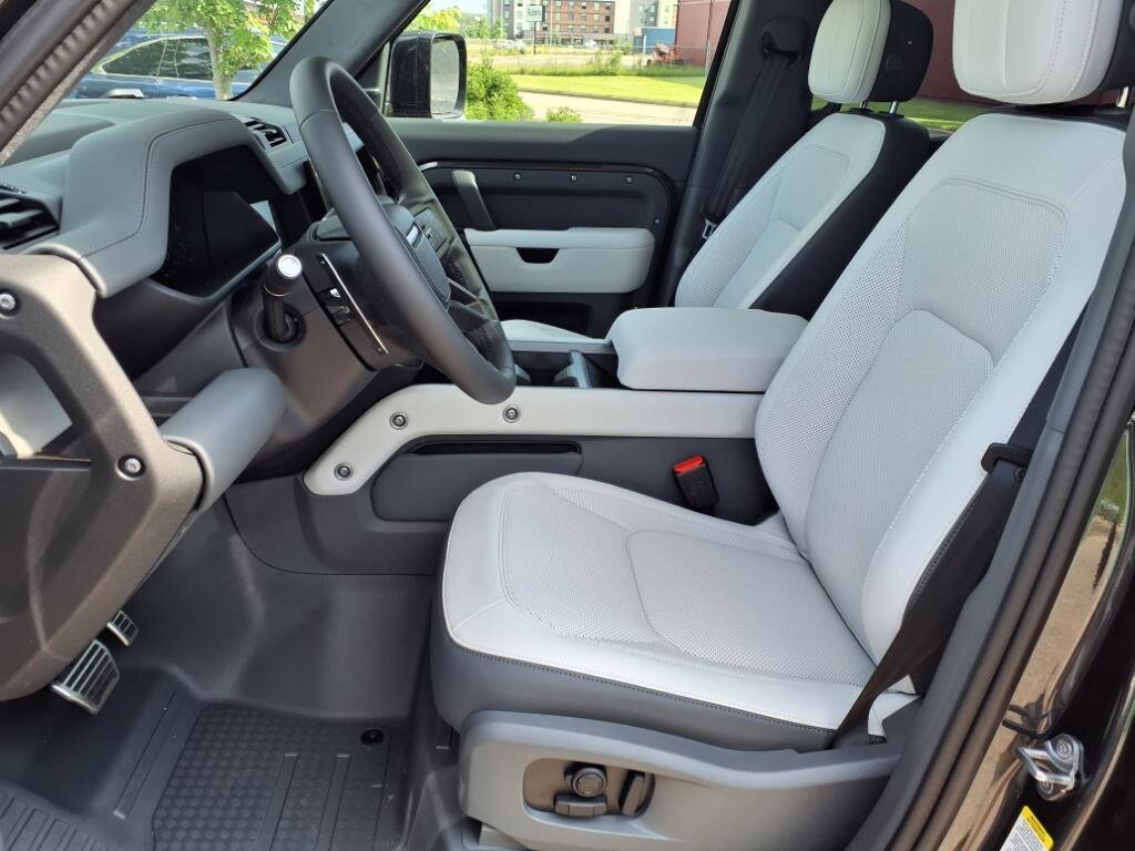 2025 Land Rover Defender V8 - Photo 6