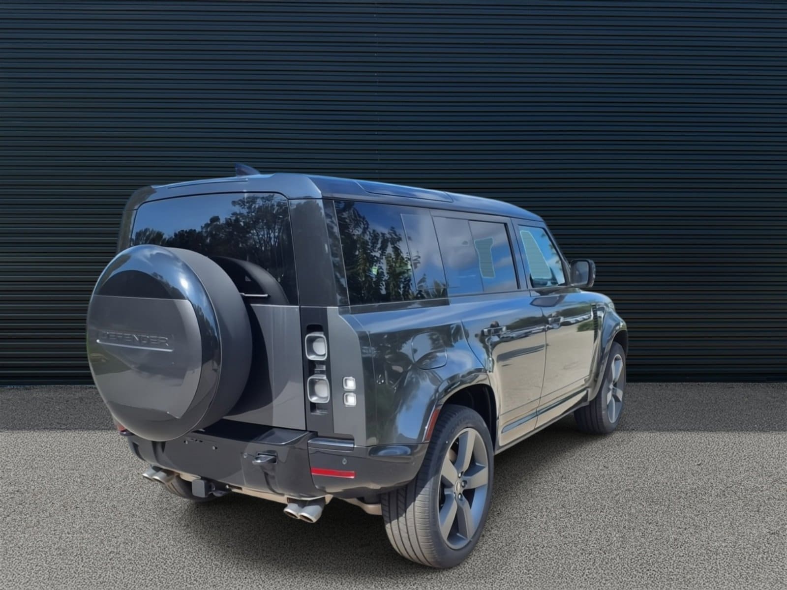 2025 Land Rover Defender V8 - Photo 3