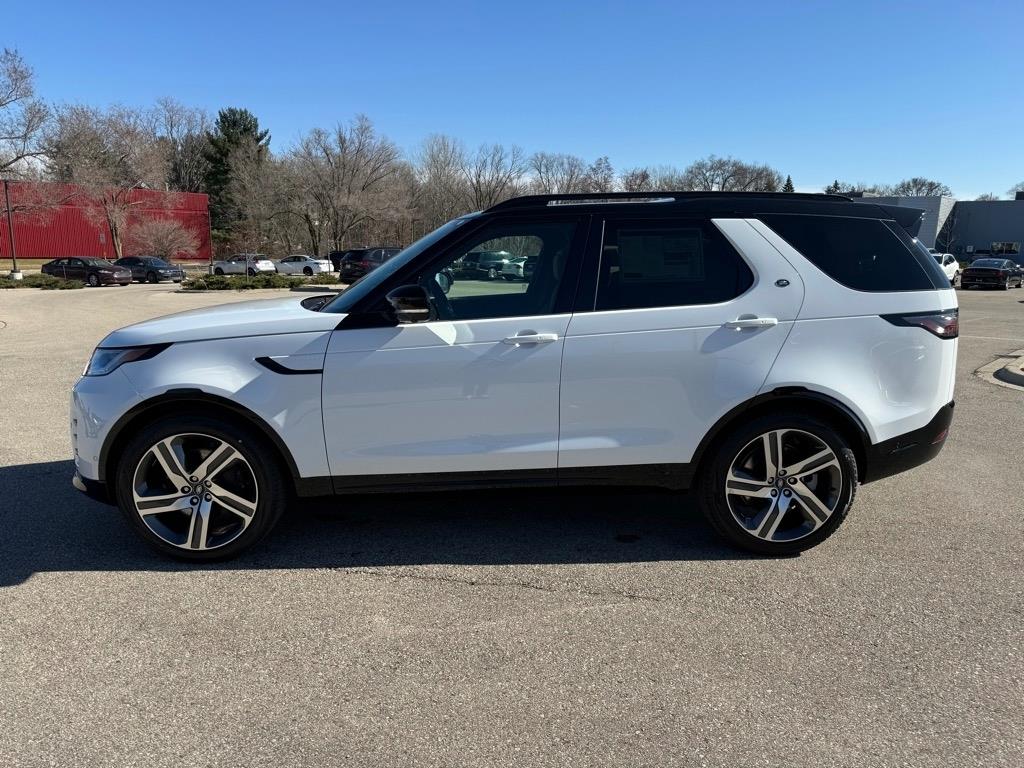 Used 2024 Land Rover Discovery Dynamic SE with VIN SALRL4EU7R2495924 for sale in Madison, WI