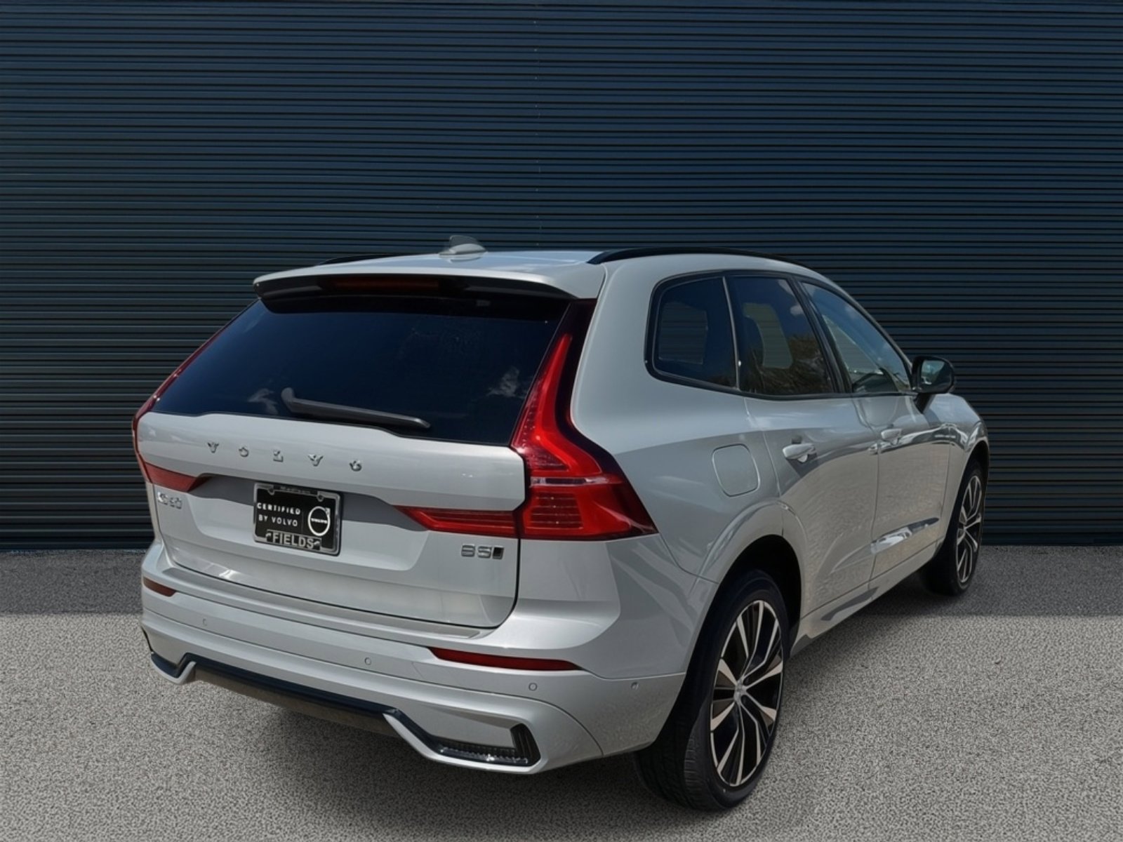 2025 Volvo XC60 B5 Plus photo 3