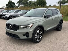 2023 Volvo XC40 B5 Plus Dark Theme SUV