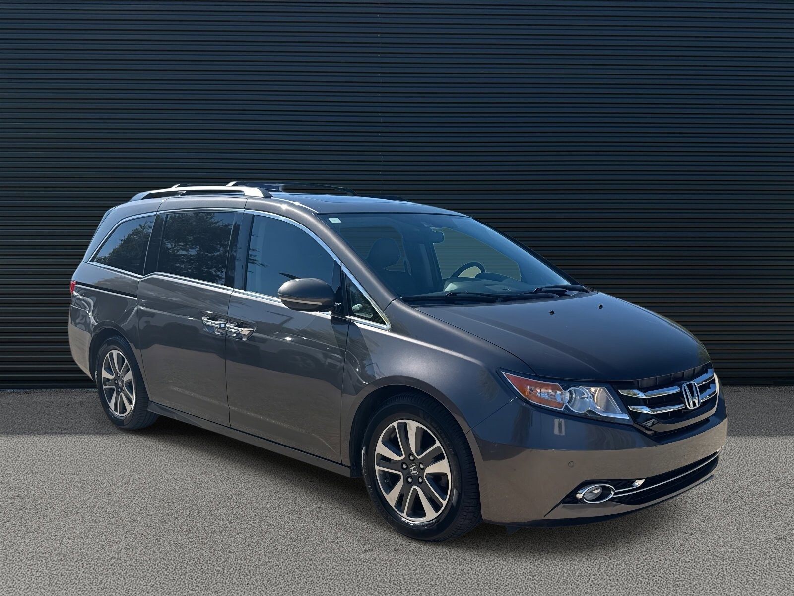2015 Honda Odyssey Touring photo 3
