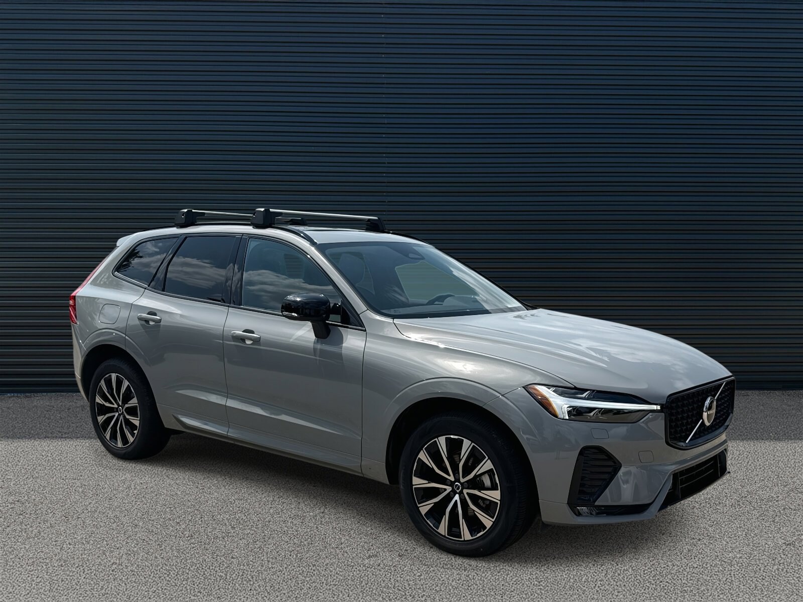 2025 Volvo XC60 B5 Core photo 2