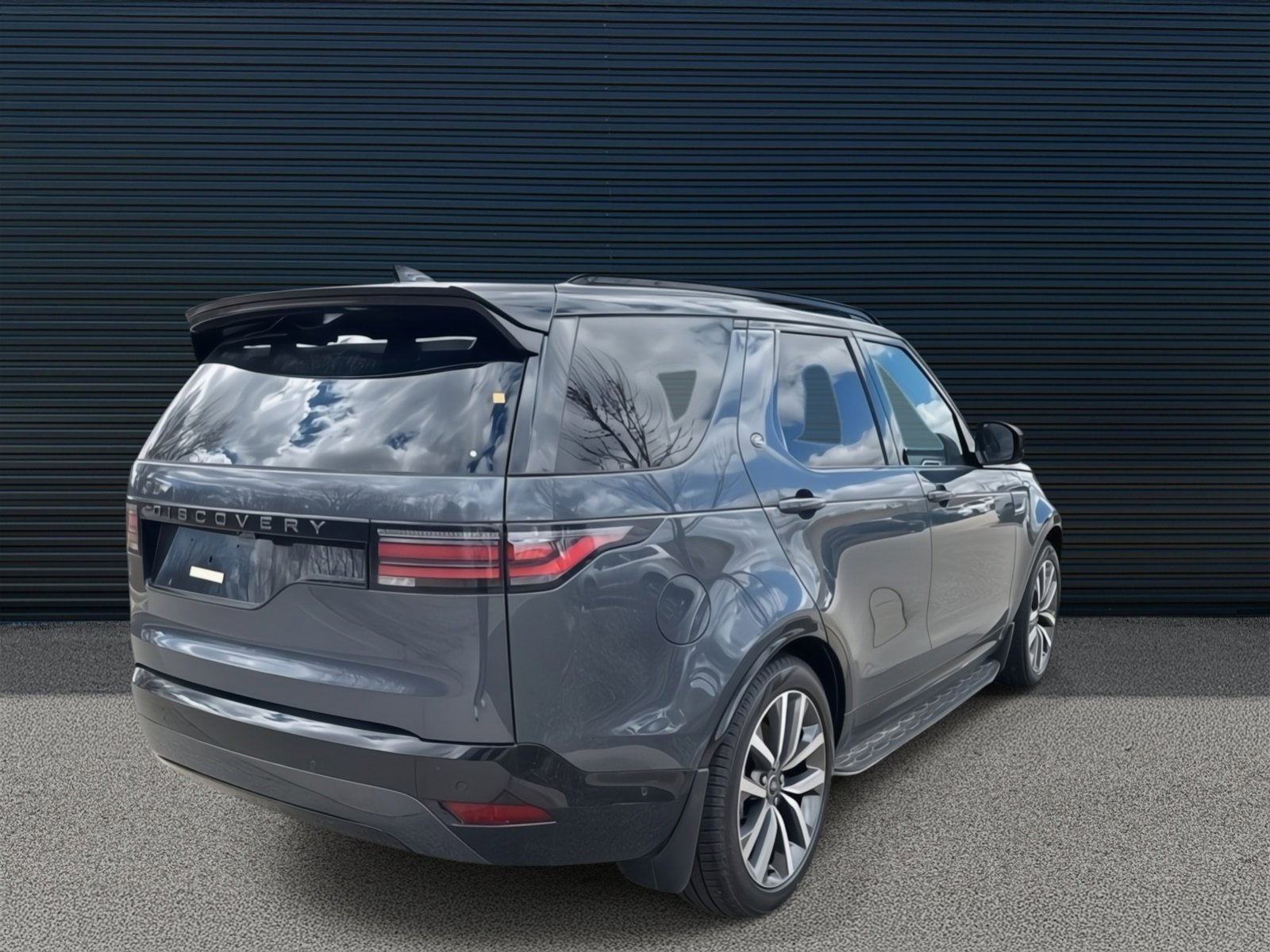 2025 Land Rover Discovery P360 Dynamic SE photo 3
