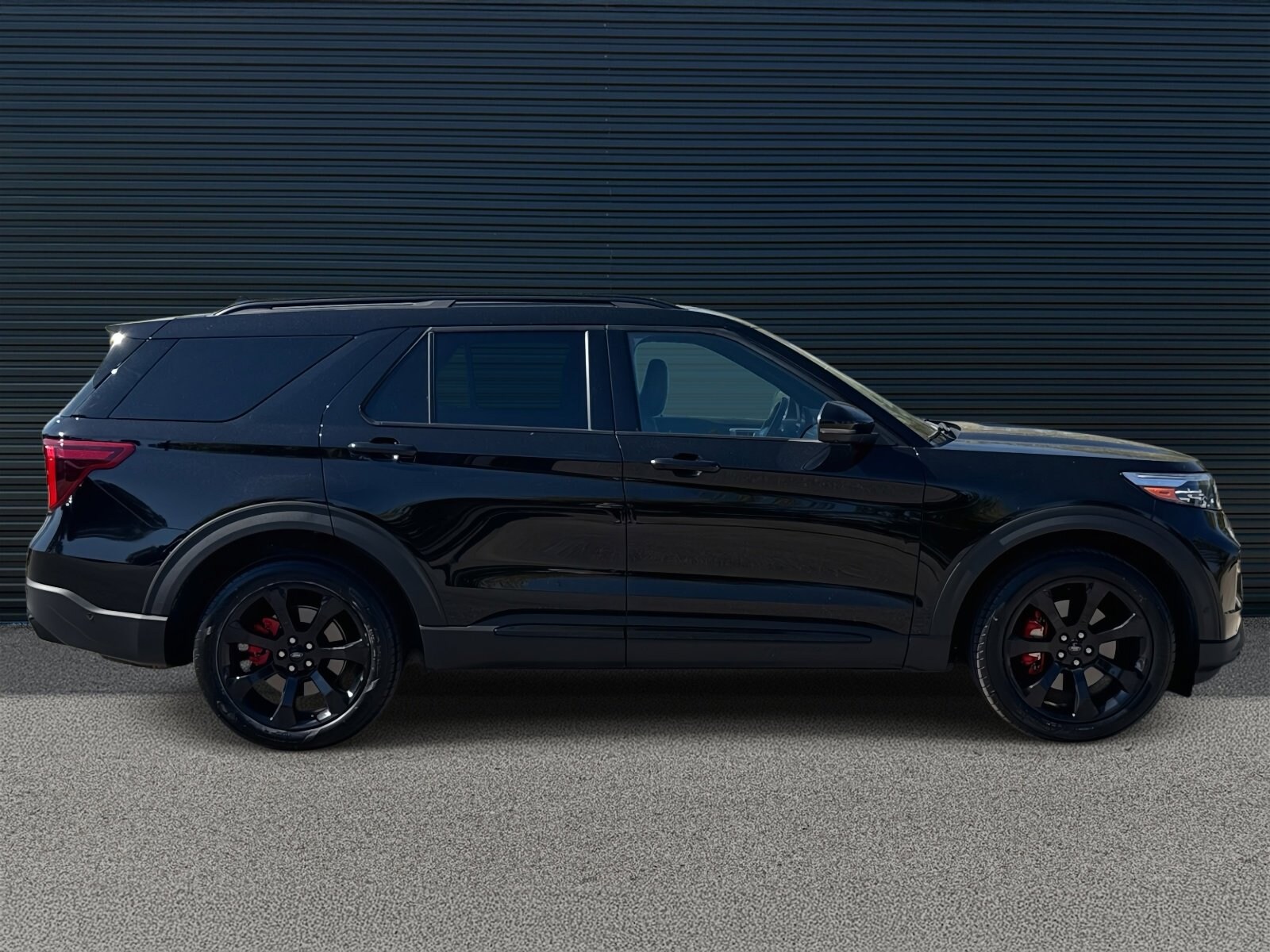 2023 Ford Explorer ST photo 3