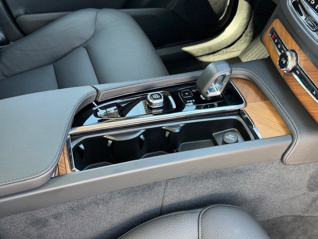 2025 Volvo XC90 Plus photo 2