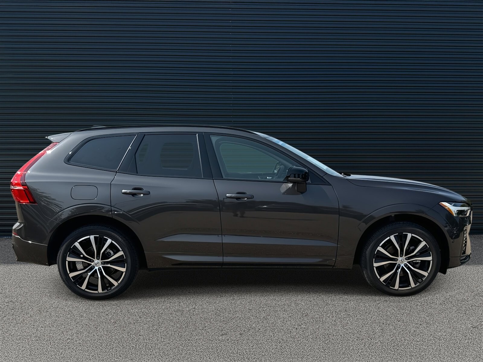 2025 Volvo XC60 B5 Plus photo 3