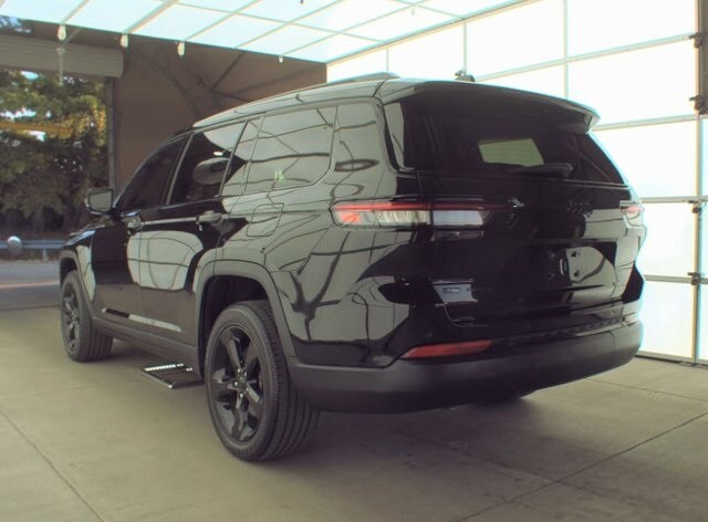2022 Jeep Grand Cherokee Laredo Altitude photo 2