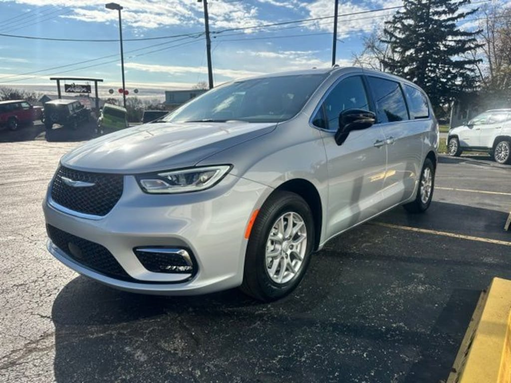 New 2026 Chrysler Pacifica Select Passenger Van