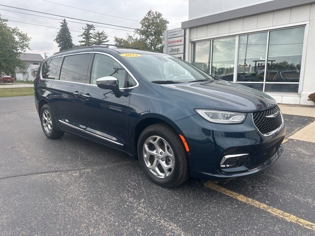 2022 Chrysler Pacifica Limited photo 2