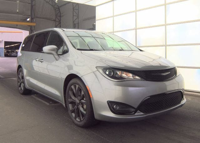 2018 Chrysler Pacifica Touring Plus's photo