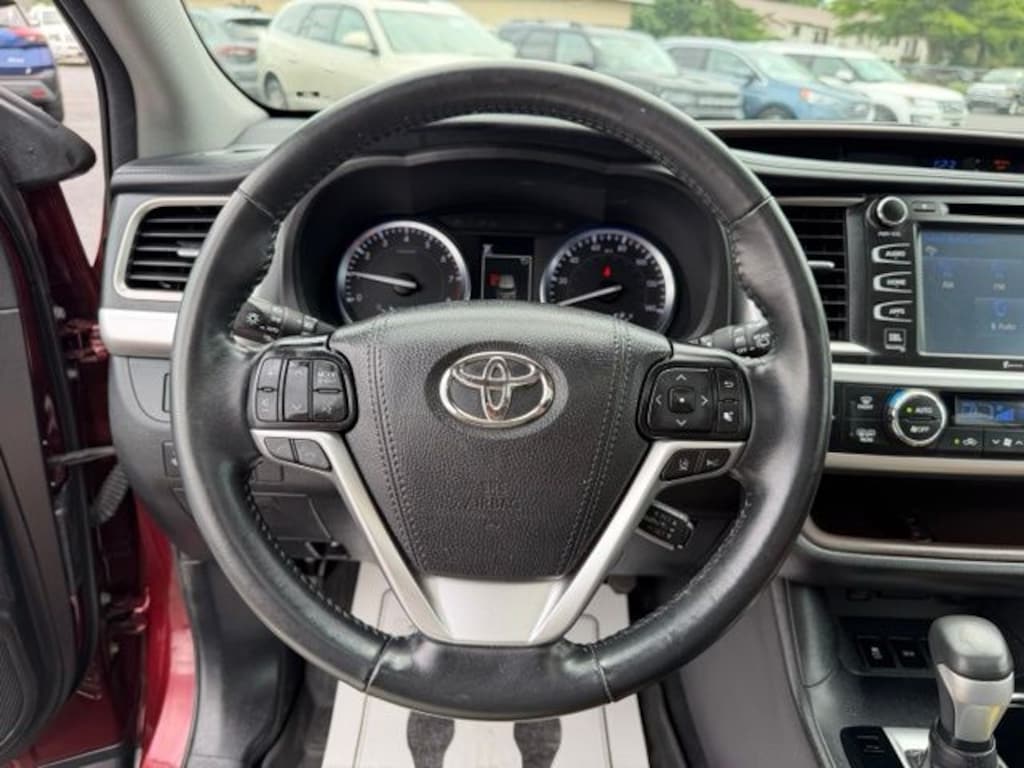 Used 2017 Toyota Highlander Limited V6 SUV