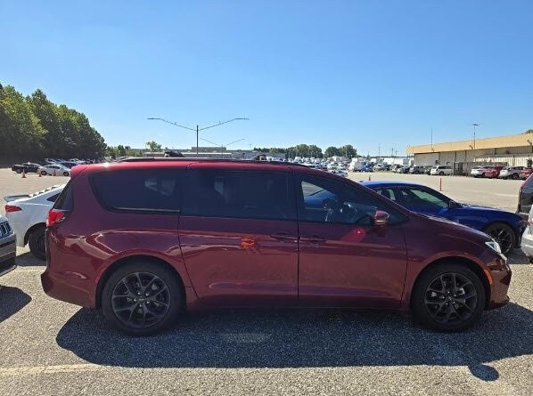 2022 Chrysler Pacifica Limited photo 2