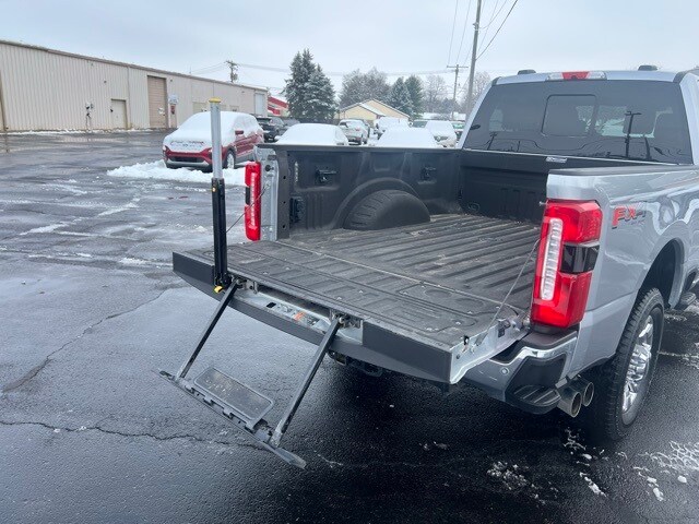 2023 Ford F-350 Lariat photo 2