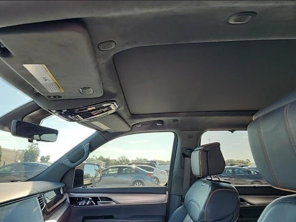 2023 Jeep Grand Wagoneer II photo 2