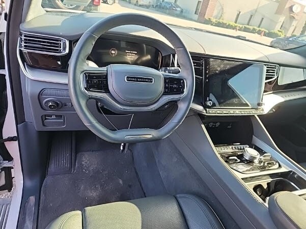 2023 Jeep Grand Wagoneer II photo 4