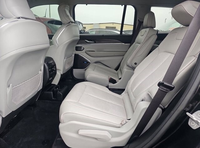 2022 Jeep Grand Cherokee Overland photo 2