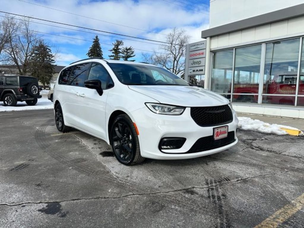 Used 2025 Chrysler Pacifica Limited Van Passenger Van