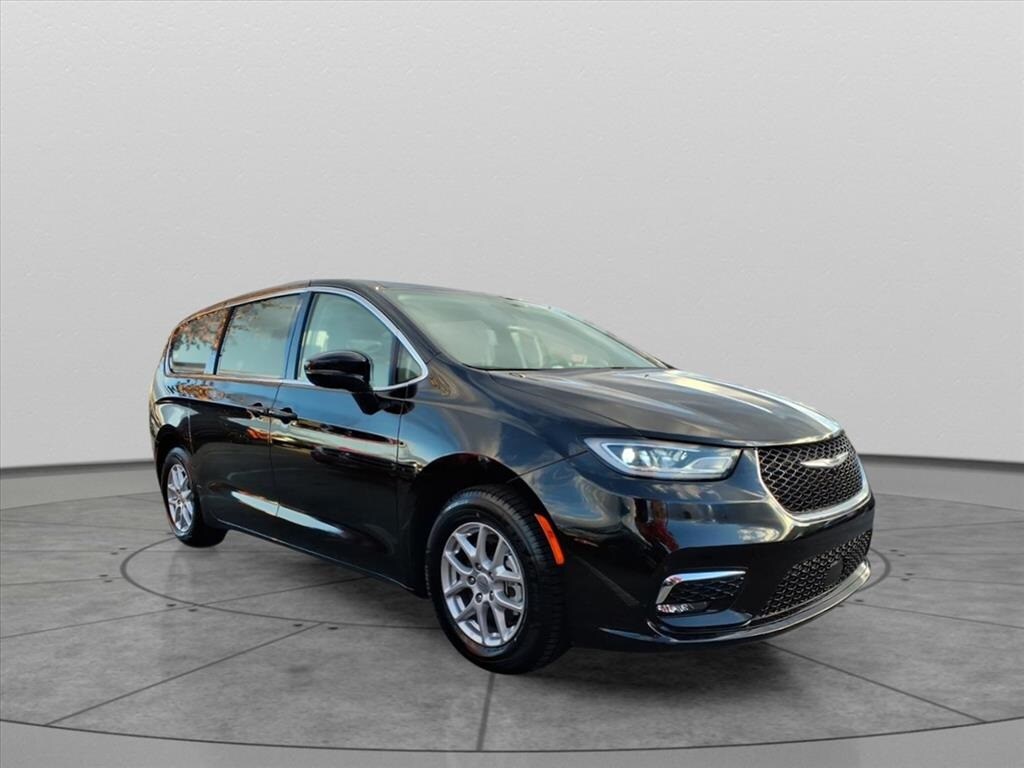 2024 Chrysler Pacifica Touring L photo 3