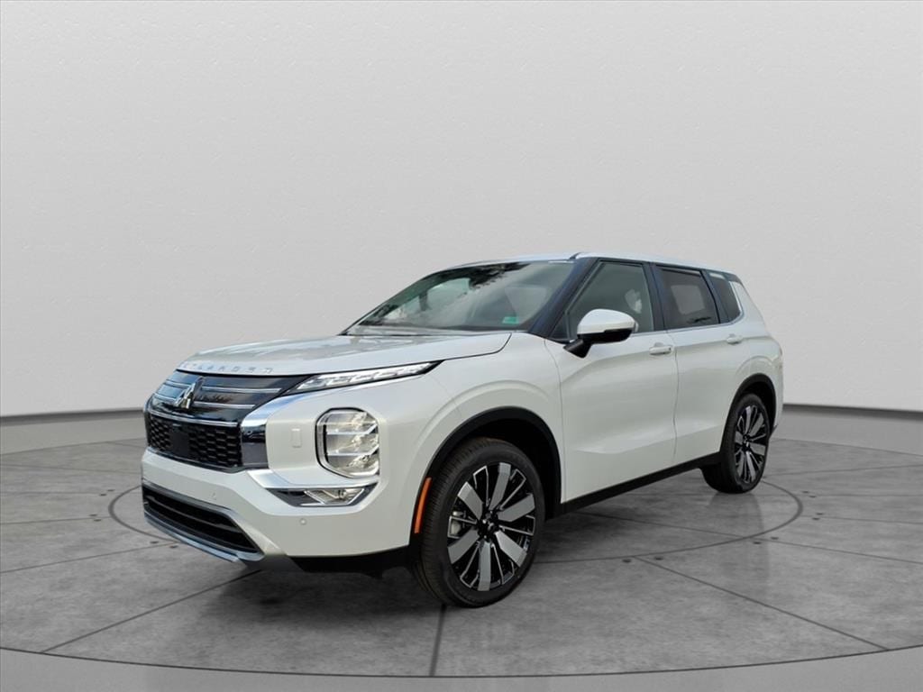 2025 Mitsubishi Outlander SE's photo