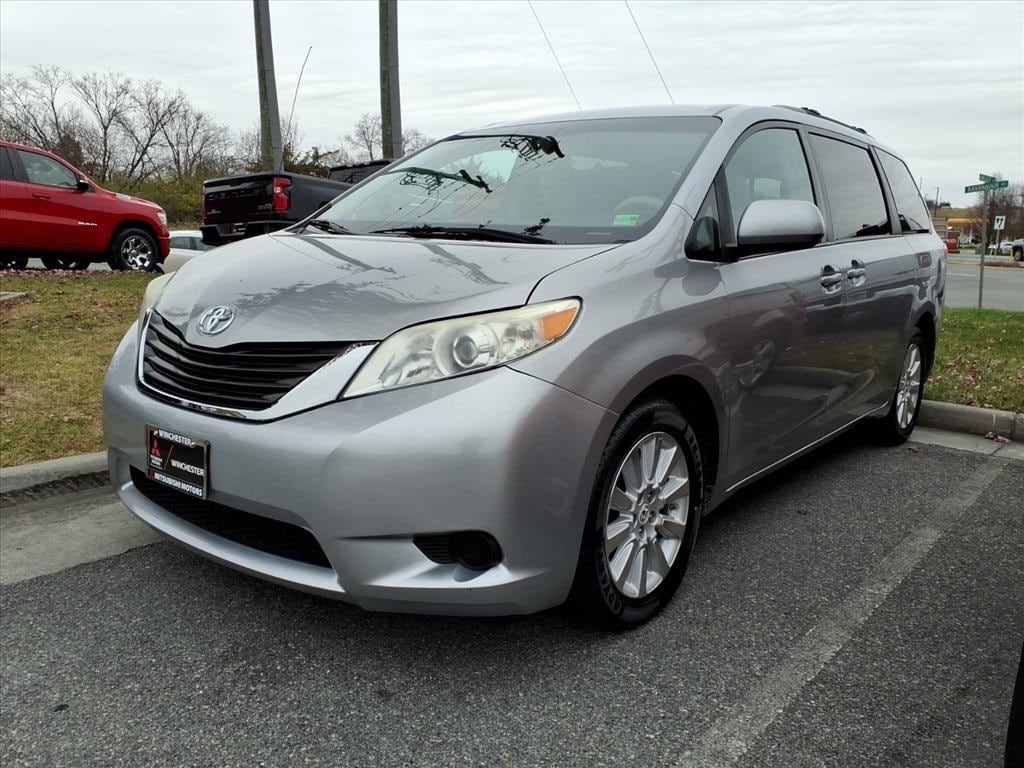 2012 Toyota Sienna LE's photo
