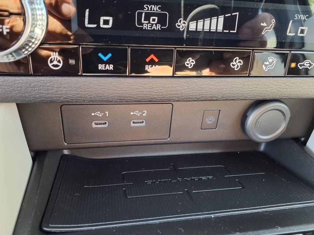 2025 Mitsubishi Outlander SEL Platinum Edition - Photo 22