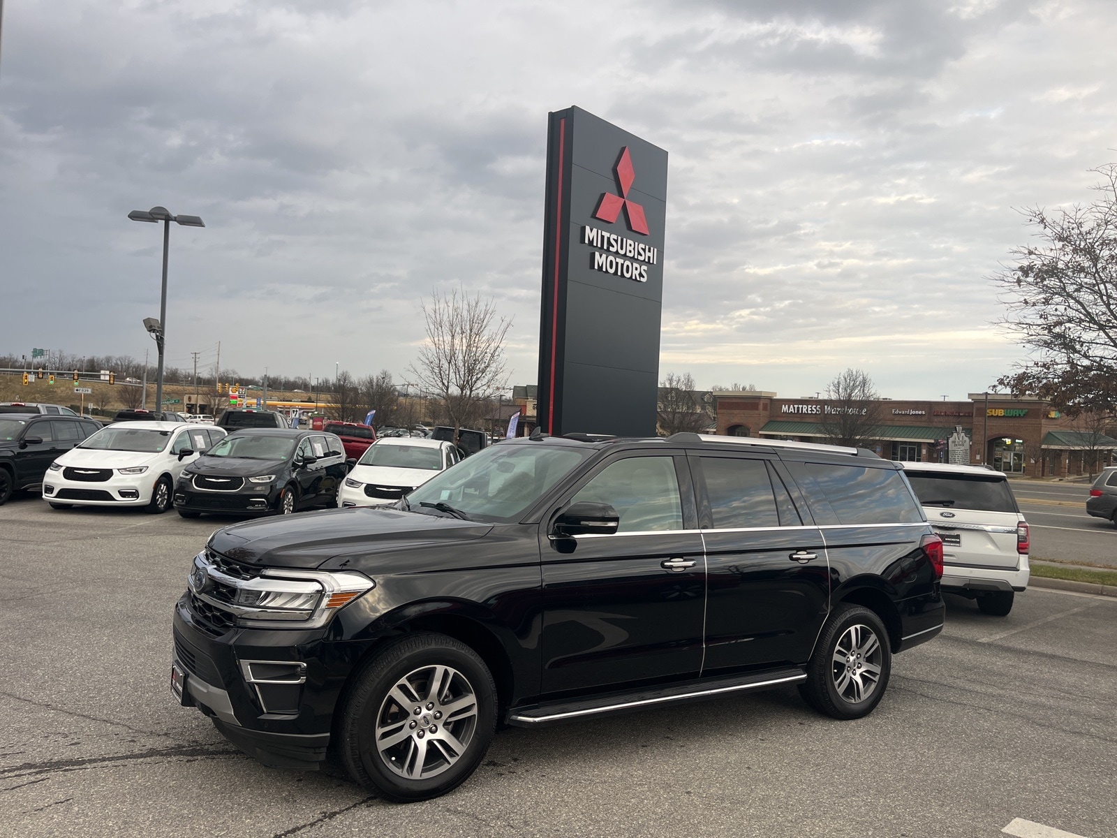 2023 Ford Expedition Limited's photo