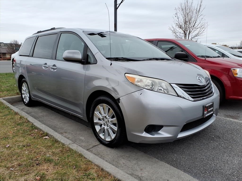 2012 Toyota Sienna LE photo 2