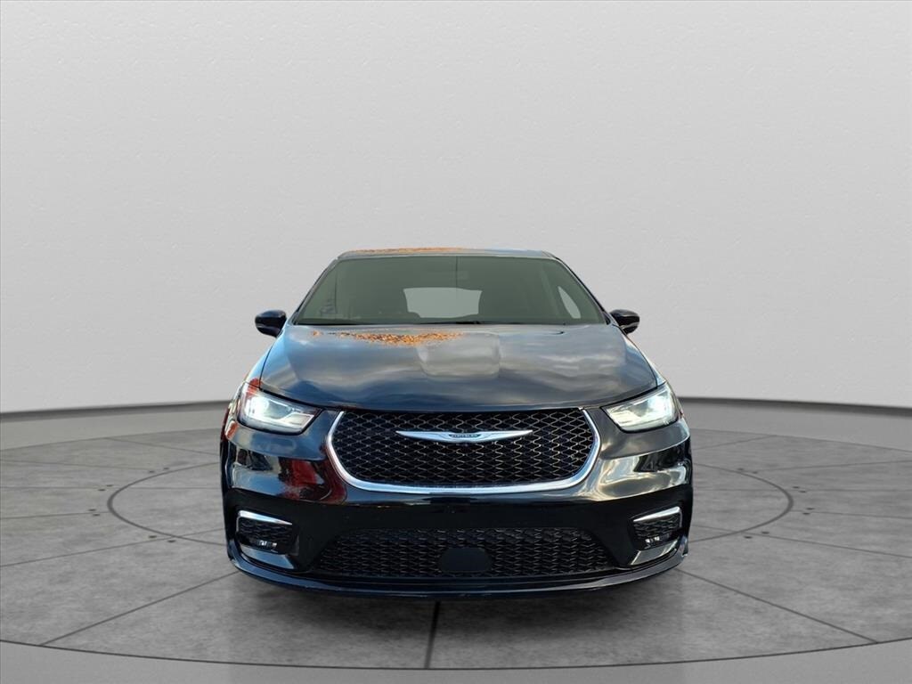 2024 Chrysler Pacifica Touring L photo 2