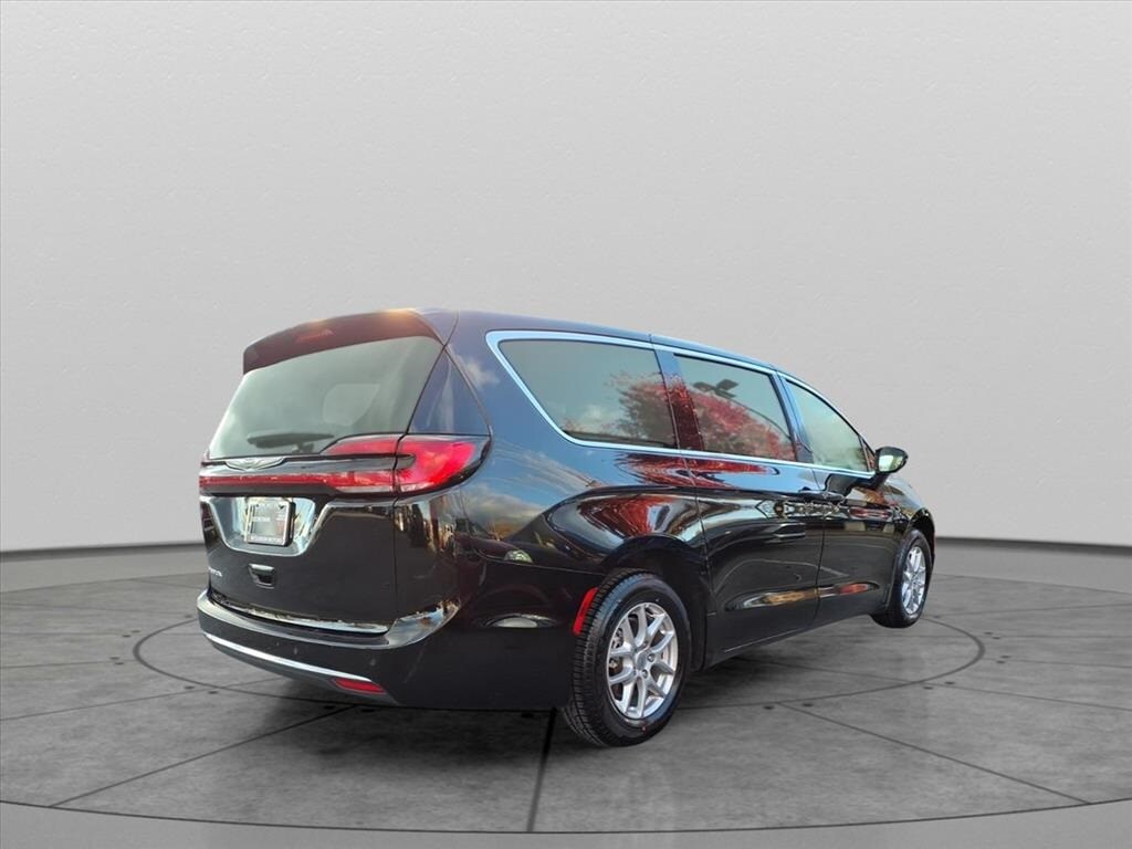2024 Chrysler Pacifica Touring L photo 4