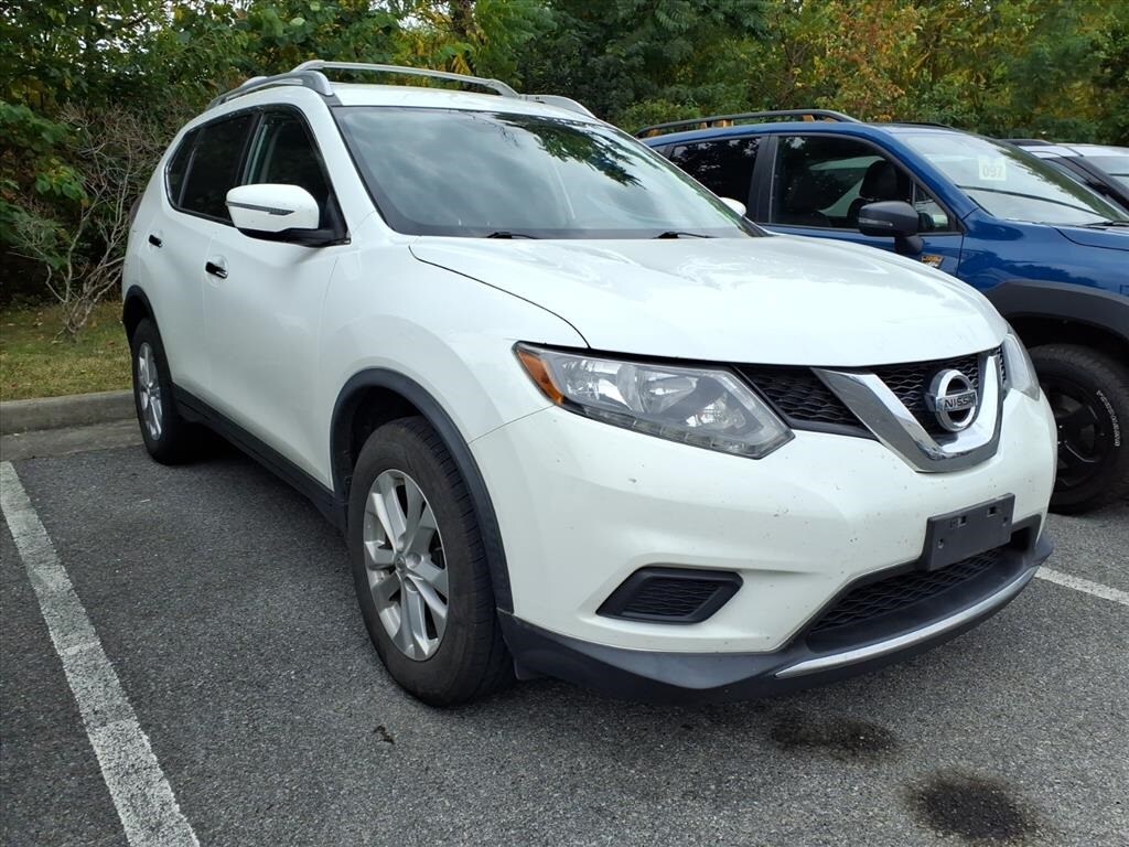 2016 Nissan Rogue SV photo 2