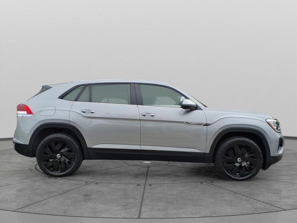 2024 Volkswagen Atlas Cross Sport SE Technology photo 3
