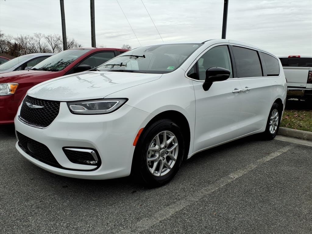 2024 Chrysler Pacifica Touring L's photo