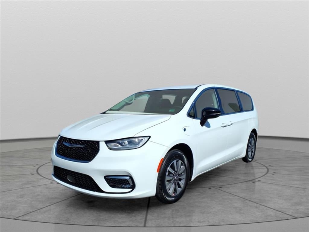 2024 Chrysler Pacifica PHEV Select's photo