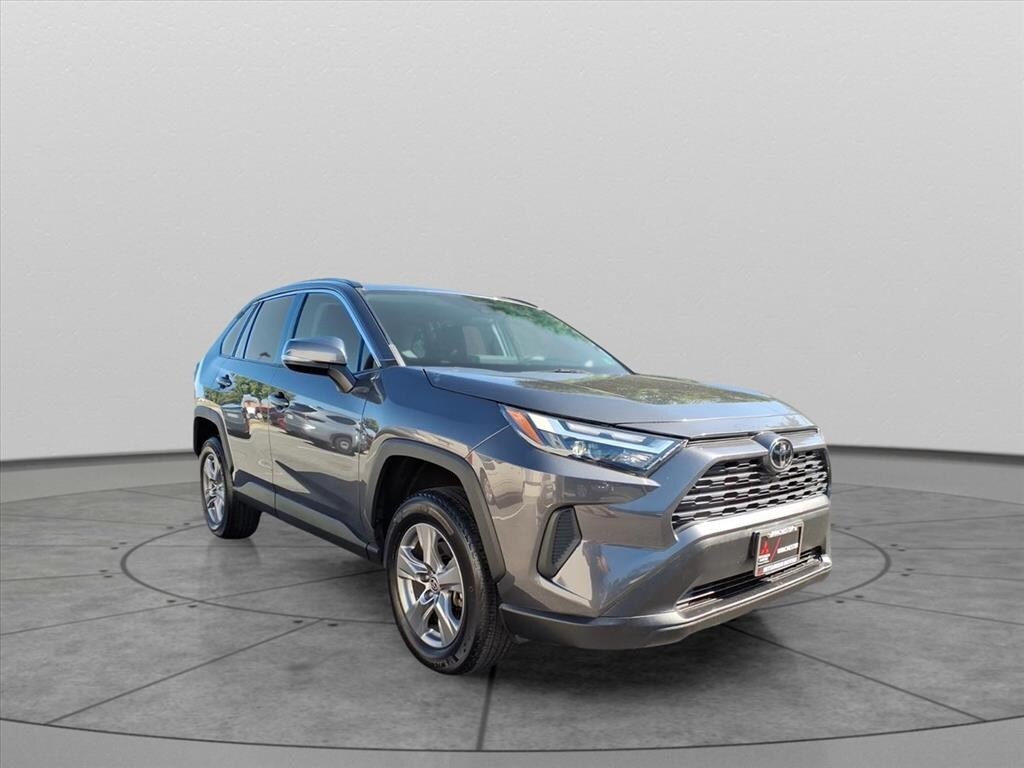 2023 Toyota RAV4 XLE photo 3
