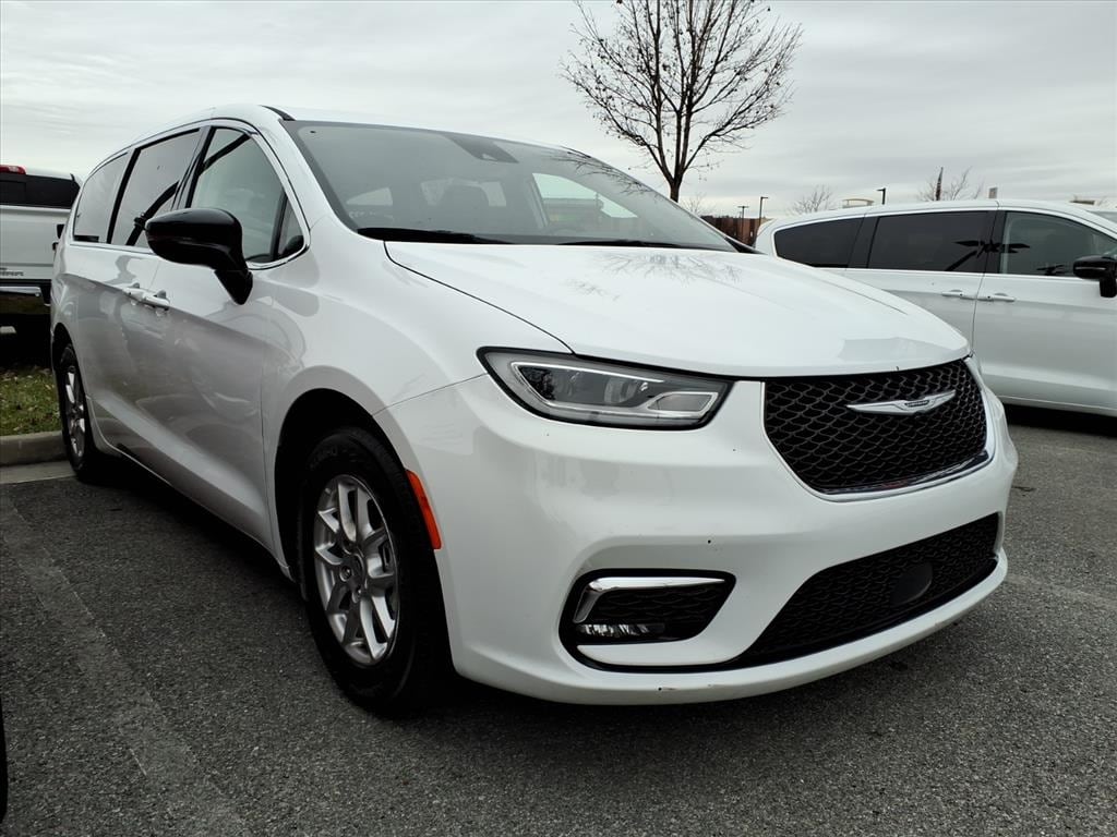 Used 2024 Chrysler Pacifica Touring L Minivan/Van