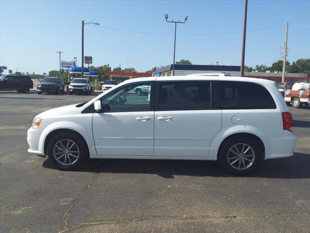 Used 2016 Dodge Grand Caravan SE Plus with VIN 2C4RDGBG3GR343884 for sale in Winfield, KS