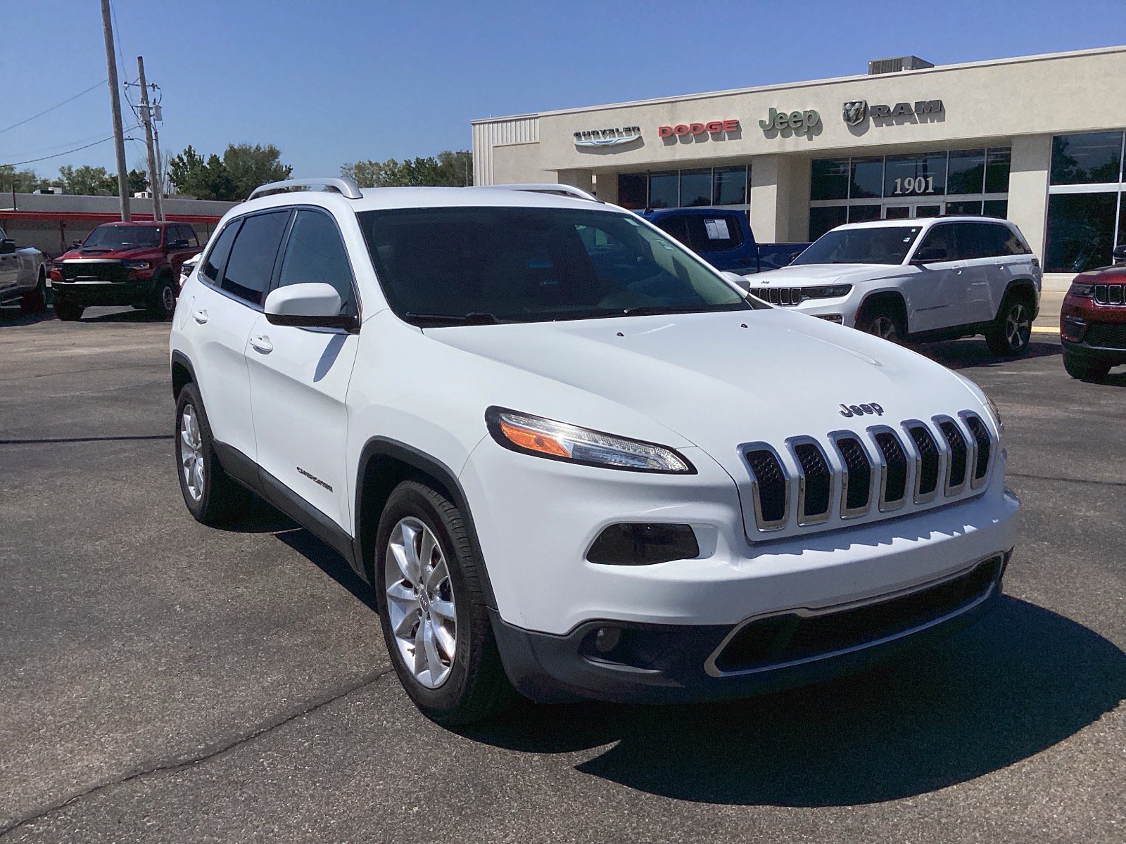 Used 2017 Jeep Cherokee Limited with VIN 1C4PJLDBXHW526234 for sale in Winfield, KS