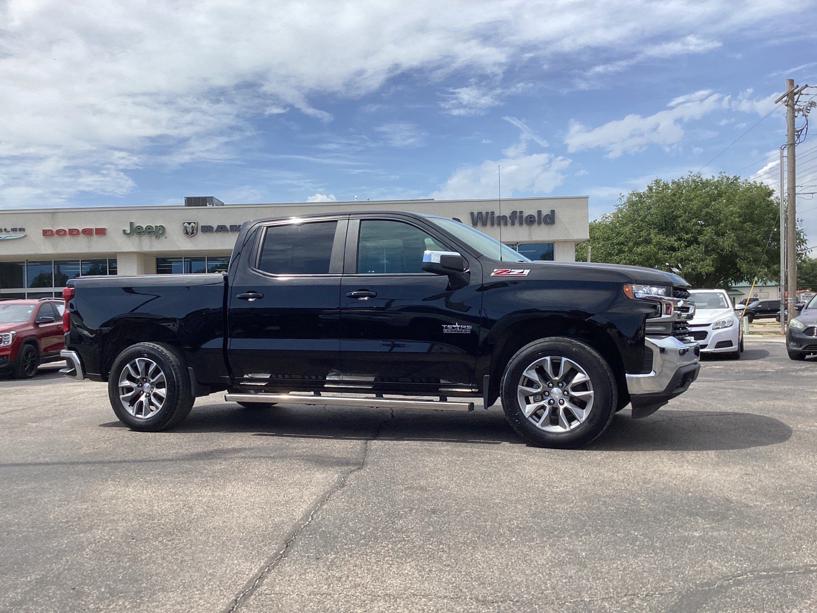 Used 2021 Chevrolet Silverado 1500 LT with VIN 1GCUYDED1MZ231584 for sale in Winfield, KS